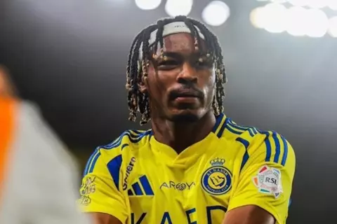 طرد سيماكان يشعل كلاسيكو الأهلي والنصر (فيديو)